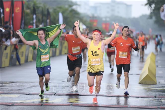 Các VĐV chạy cự ly 42,195 km và 21,0975 km về đích. Ảnh: Minh Quyết - TTXVN