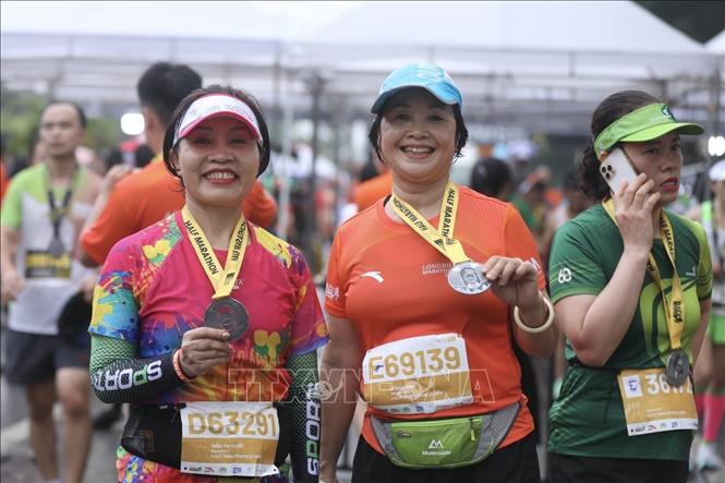 NIềm vui của các VĐV khi hoàn thành phần thi chạy tại Giải chạy Long Biên Marathon 2023. Ảnh: Minh Quyết - TTXVN