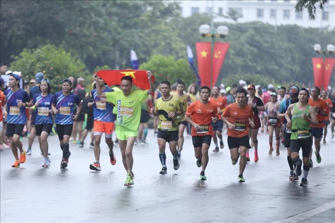 Các VĐV tham gia chạy các cự ly tại Giải chạy Long Biên Marathon 2023. Ảnh: Minh Quyết - TTXVN
