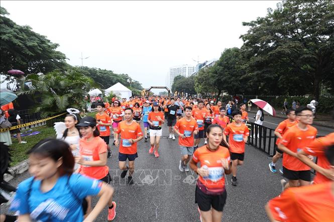 Các VĐV tham gia chạy cự ly 10km xuất phát. Ảnh: Minh Quyết - TTXVN