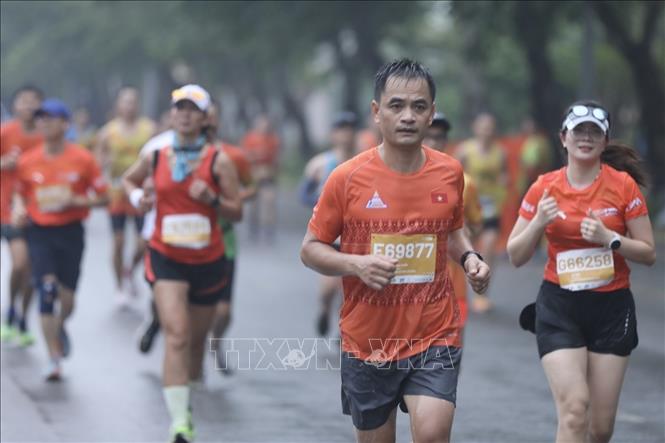 Các VĐV tham gia chạy các cự ly tại Giải chạy Long Biên Marathon 2023. Ảnh: Minh Quyết - TTXVN