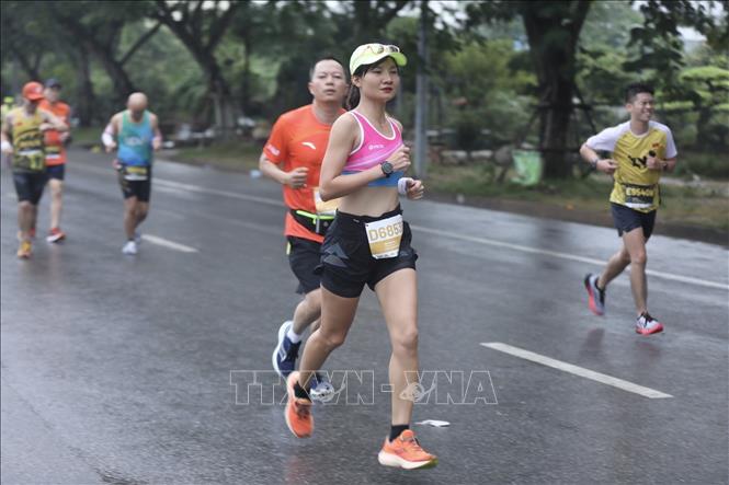 Các VĐV tham gia chạy các cự ly tại Giải chạy Long Biên Marathon 2023. Ảnh: Minh Quyết - TTXVN