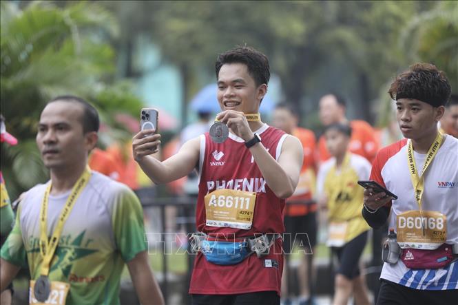 NIềm vui của các VĐV khi hoàn thành phần thi chạy tại Giải chạy Long Biên Marathon 2023. Ảnh: Minh Quyết - TTXVN