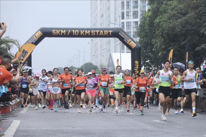 Các VĐV tham gia chạy cự ly 10km xuất phát. Ảnh: Minh Quyết - TTXVN