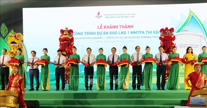 Phó Thủ tướng Trần Lưu Quang cùng các đại biểu cắt băng khánh thành. Ảnh: Đoàn Mạnh Dương - TTXVN