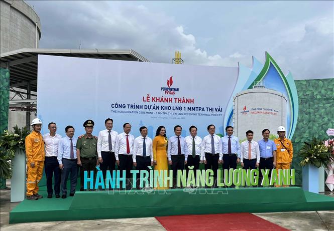 Phó Thủ tướng Trần Lưu Quang cùng các đại biểu chụp ảnh lưu niệm với công nhân kho cảng. Ảnh: Đoàn Mạnh Dương - TTXVN