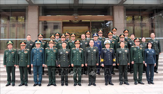 Đại tướng Phan Văn Giang, Bộ trưởng Bộ Quốc phòng Việt Nam và đoàn đại biểu Quân đội nhân dân Việt Nam chụp ảnh lưu niệm. Ảnh: Mạnh Cường – PV TTXVN tại Trung Quốc