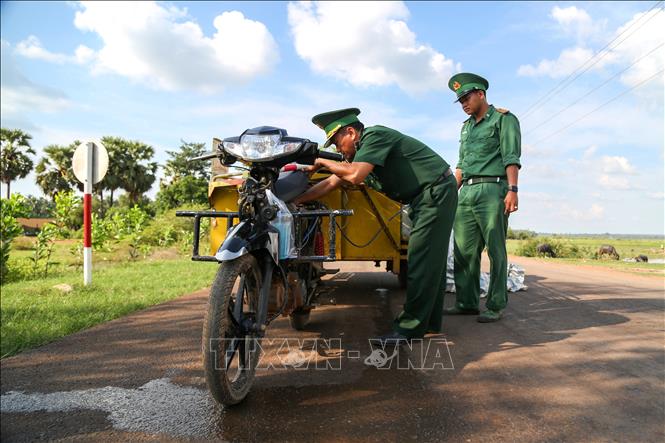 Lực lượng Đồn Biên phòng Tân Hà kiểm soát phương tiện qua lại cửa khẩu Vạc Sa. Ảnh: Giang Phương - TTXVN