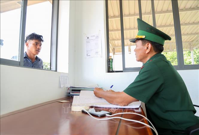 Cán bộ Đồn Biên phòng Tân Hà kiểm soát người qua lại biên giới qua cửa khẩu phụ Vạc Sa. Ảnh: Giang Phương - TTXVN