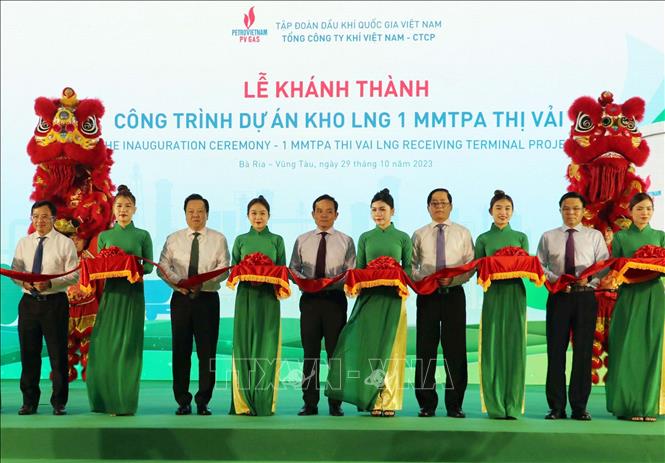 Phó Thủ tướng Trần Lưu Quang cùng các đại biểu cắt băng khánh thành. Ảnh: Đoàn Mạnh Dương - TTXVN