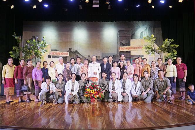 Trong ảnh: Khán giả lên chụp ảnh cùng với các diễn viên Nhà hát kịch Việt Nam. Ảnh: Đỗ Bá Thành. PV TTXVN tại Lào