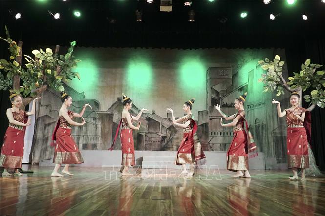 Trong ảnh: Một tiết mục văn nghệ của các nghệ sĩ trường Cao đẳng Nghệ thuật Quốc gia Lào. Ảnh: Đỗ Bá Thành. PV TTXVN tại Lào