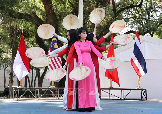 Tiết mục múa nón do phu nhân và con em cán bộ các cơ quan đại diện Việt Nam tại Mexico biểu diễn. Ảnh: Phi Hùng - PV TTXVN tại Mexico