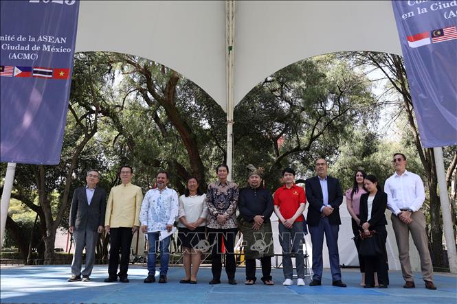 Các phái đoàn ngoại giao ASEAN chụp ảnh lưu niệm cùng đại diện chính quyền Thủ đô Mexico City. Ảnh: Phi Hùng - PV TTXVN tại Mexico
