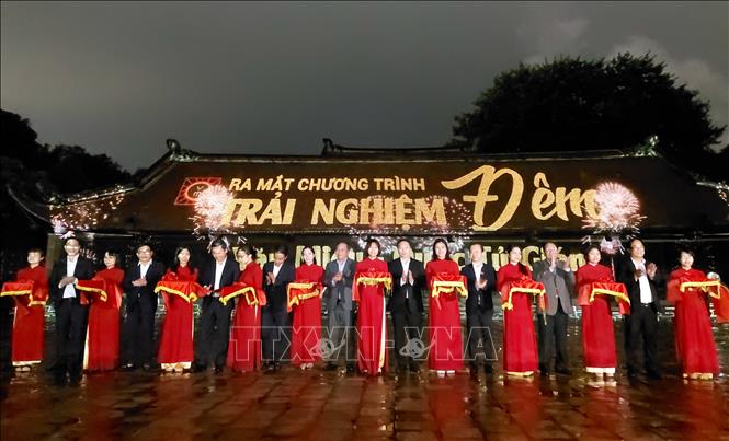 Các đại biểu cắt băng khai mạc chương trình trải nghiệm đêm Văn Miếu - Quốc Tử Giám. Ảnh: Đinh Thuận - TTXVN