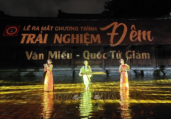 Trình diễn nghệ thuật truyền thống tại tour đêm Văn Miếu - Quốc Tử Giám. Ảnh: Đinh Thuận - TTXVN