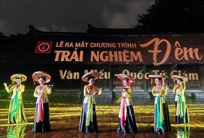 Trình diễn nghệ thuật truyền thống tại tour đêm Văn Miếu - Quốc Tử Giám. Ảnh: Đinh Thuận - TTXVN