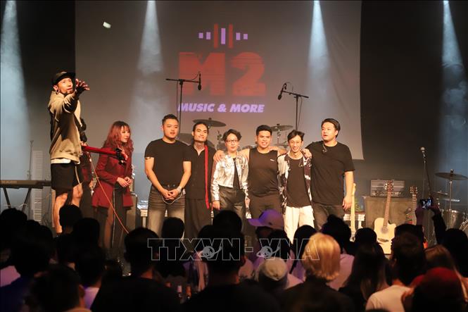 Ban nhạc M2 trong đêm nhạc VNBU 2023. Ảnh: Phương Hoa – PV TTXVN tại CHLB Đức
