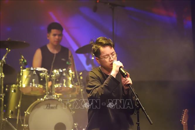 Ca sĩ, nhạc sĩ Khoi Vu trong đêm nhạc VNBU 2023.Ảnh: Phương Hoa – PV TTXVN tại CHLB Đức