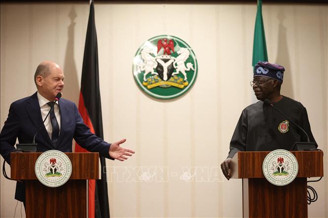Tổng thống Nigeria Bola Tinubu (phải) và Thủ tướng Đức Olaf Scholz tại cuộc họp báo chung sau cuộc gặp ở Abuja ngày 29/10/2023. Ảnh: AFP/TTXVN