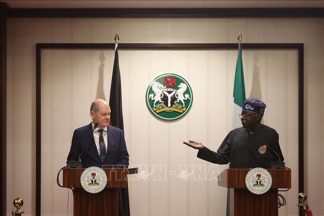 Tổng thống Nigeria Bola Tinubu (phải) và Thủ tướng Đức Olaf Scholz tại cuộc họp báo chung sau cuộc gặp ở Abuja ngày 29/10/2023. Ảnh: AFP/TTXVN