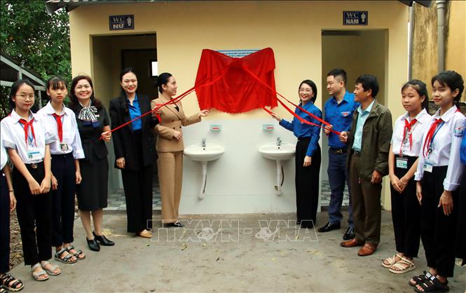 Khánh thành công trình Nhà vệ sinh cho em tại Trường Trung học cơ sở Hoàng Nam, xã Hoàng Nam (Nghĩa Hưng, Nam Định). Ảnh: Nguyễn Lành - TTXVN 
