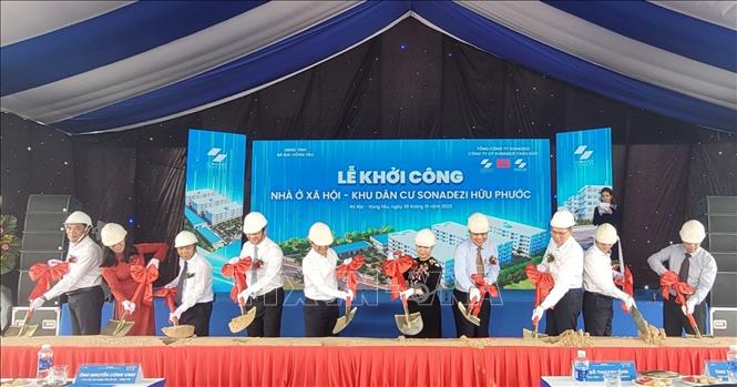 Đại diện lãnh đạo tỉnh, lãnh đạo địa phương và doanh nghiệp tiến hành nghi thức lễ khởi công dự án nhà ở xã hội Khu dân cư Sonadezi Hữu Phước. Ảnh: Hoàng Nhị - TTXVN.