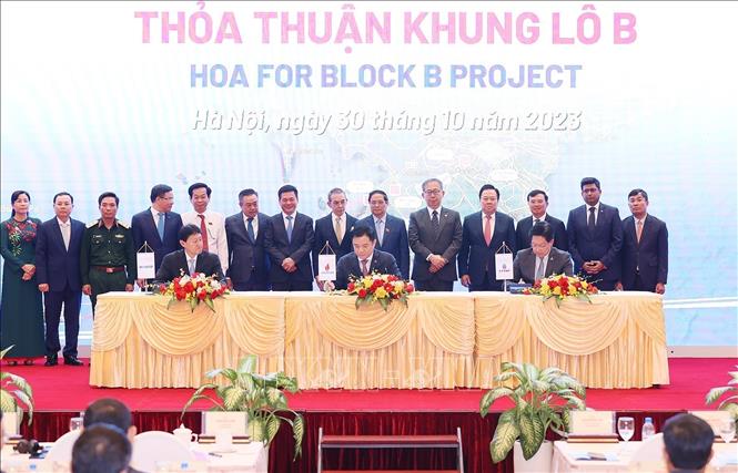 PM Pham Minh Chinh witnesses the signing of a framework agreement on the Block B project. VNA Photo: Dương Giang