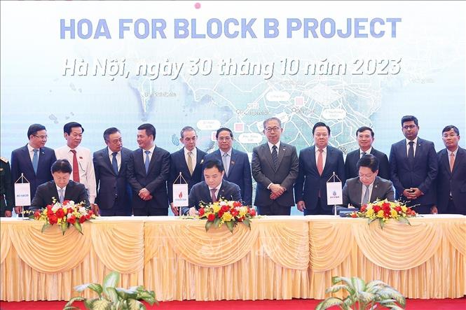 PM Pham Minh Chinh witnesses the signing a framework agreement on the Block B project. VNA Photo: Dương Giang