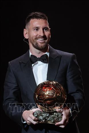 Tiền đạo Argentina Lionel Messi được trao danh hiệu Quả bóng Vàng 2023. Ảnh: AFP/TTXVN