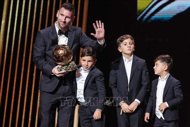 Tiền đạo Argentina Lionel Messi cùng các con tại lễ trao danh hiệu Quả bóng Vàng 2023 ở Paris, Pháp ngày 30/10/2023. Ảnh: AFP/TTXVN