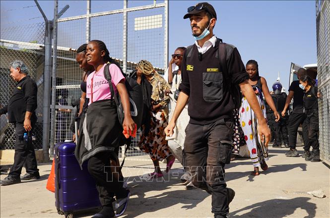 (Tư liệu) Người di cư rời trại tị nạn Pournara ở CH Cyprus. Ảnh: AFP/TTXVN