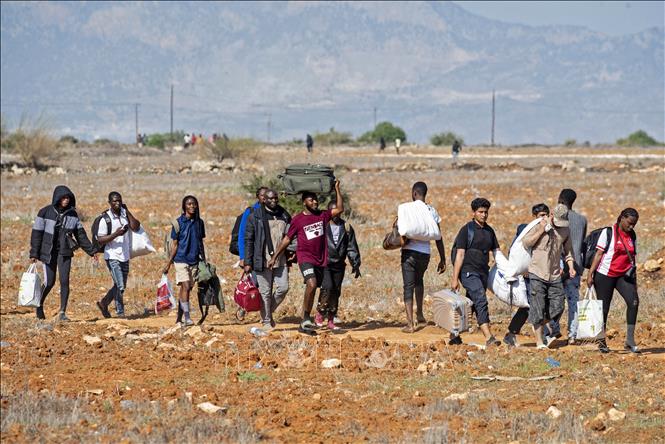(Tư liệu) Người di cư rời trại tị nạn Pournara ở CH Cyprus. Ảnh: AFP/TTXVN