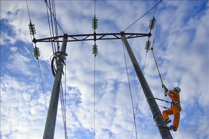 Công nhân Điện lực Điện Biên Đông (tỉnh Điện Biên) kiểm tra lưới điện. Ảnh: Xuân Tư – TTXVN