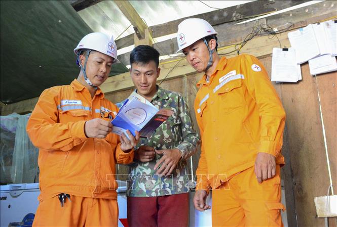 Công nhân Điện lực Mường Chà (tỉnh Điện Biên) hướng dẫn người dân sử dụng điện an toàn, tiết kiệm. Ảnh: Xuân Tư – TTXVN