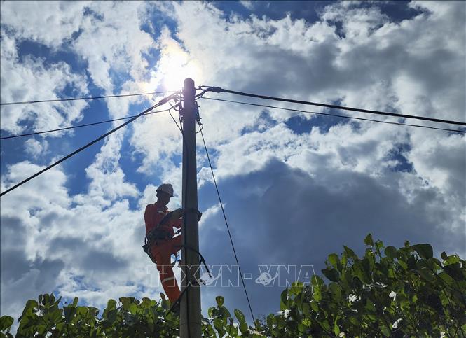 Công nhân Điện lực Mường Chà (tỉnh Điện Biên) kiểm tra đường dây điện. Ảnh: Xuân Tư – TTXVN