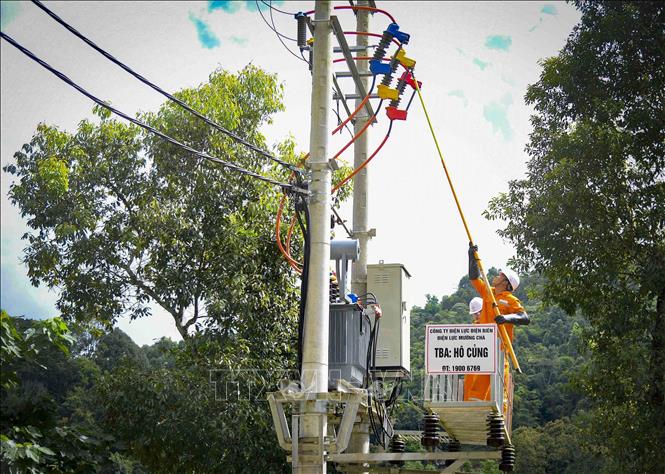 Công nhân Điện lực Mường Chà (tỉnh Điện Biên) đóng điện tại bản Hô Củng, xã Chà Tở, huyện Nậm Pồ . Ảnh: Xuân Tư – TTXVN