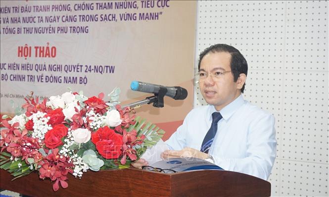 Phó giáo sư, Tiến sỹ Vũ Tuấn Hưng, Phó viện trưởng phụ trách Viện Khoa học xã hội Vùng Nam bộ phát biểu tại Hội thảo. Ảnh: Anh Tuấn – TTXVN 