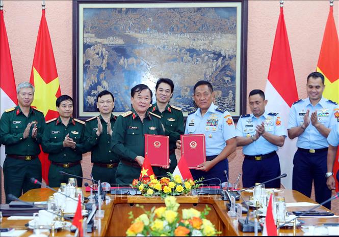Thượng tướng Hoàng Xuân Chiến, Ủy viên Trung ương Đảng, Thứ trưởng Bộ Quốc phòng và Trung tướng Donny Ermawan Taufanto, Tổng Thư ký Bộ Quốc phòng Indonesia ký kết biên bản phiên đối thoại. Ảnh: An Đăng - TTXVN