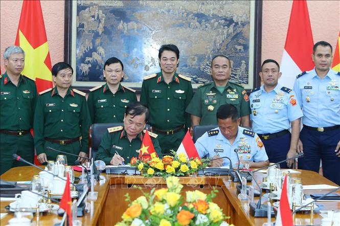 Thượng tướng Hoàng Xuân Chiến, Ủy viên Trung ương Đảng, Thứ trưởng Bộ Quốc phòng và Trung tướng Donny Ermawan Taufanto, Tổng Thư ký Bộ Quốc phòng Indonesia ký kết biên bản phiên đối thoại. Ảnh: An Đăng - TTXVN