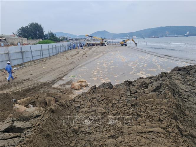 Công ty TNHH Long Sơn thi công các hạng mục bến số 3. Ảnh: TTXVN phát
