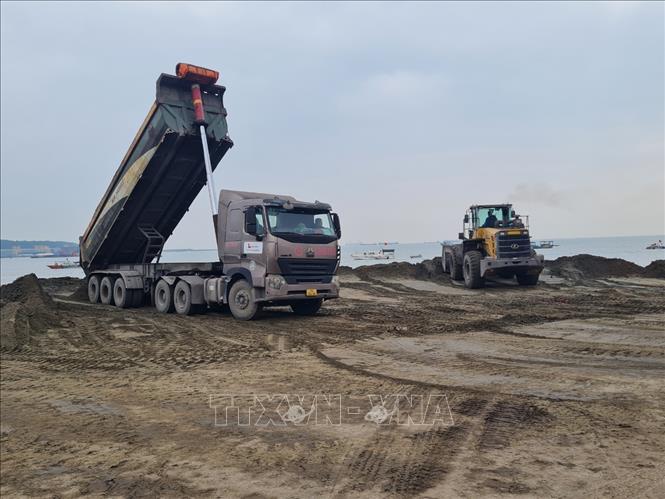 Công ty TNHH Long Sơn thi công các hạng mục bến số 3. Ảnh: TTXVN phát
