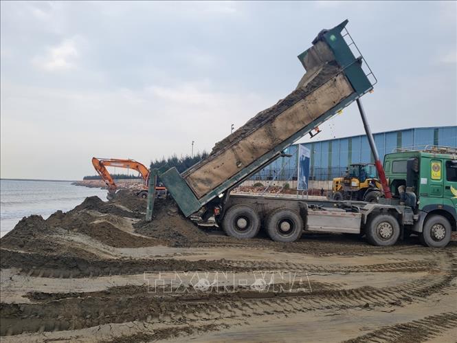 Công ty TNHH Long Sơn thi công các hạng mục bến số 3. Ảnh: TTXVN phát