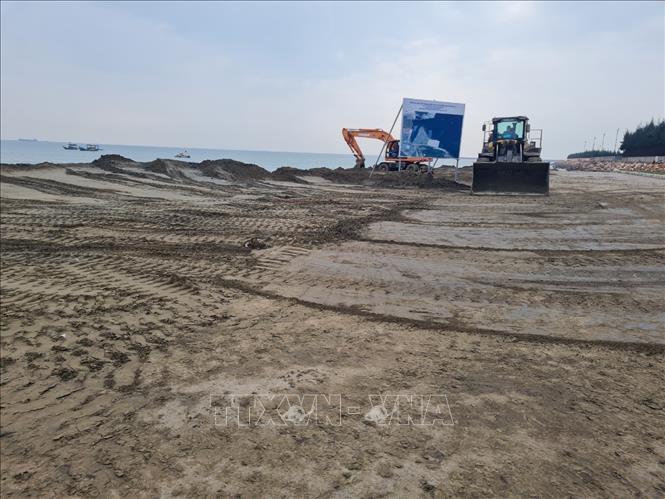 Công ty TNHH Long Sơn thi công các hạng mục bến số 3. Ảnh: TTXVN phát