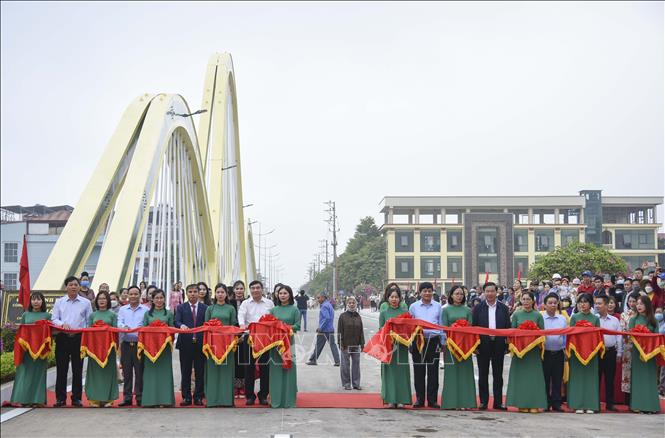 Các đại biểu thực hiện nghi thức cắt băng thông xe cầu Thanh Bình. Ảnh: Xuân Tư – TTXVN