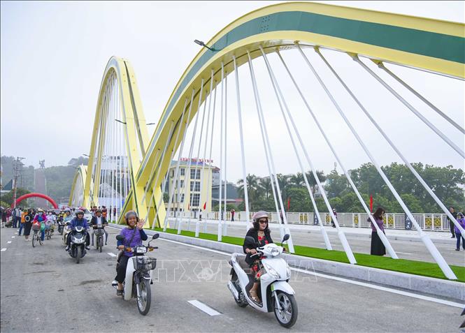 Thông xe cầu Thanh Bình. Ảnh: Xuân Tư – TTXVN