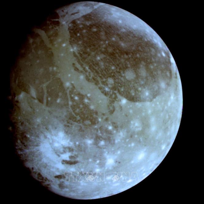 (Tư liệu) Mặt trăng Ganymede, mặt trăng lớn nhất của Sao Thổ. Ảnh: AFP/TTXVN