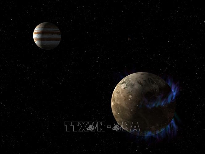 (Tư liệu) Mặt trăng Ganymede (phải), mặt trăng lớn nhất của Sao Thổ (trái). Ảnh: AFP/TTXVN