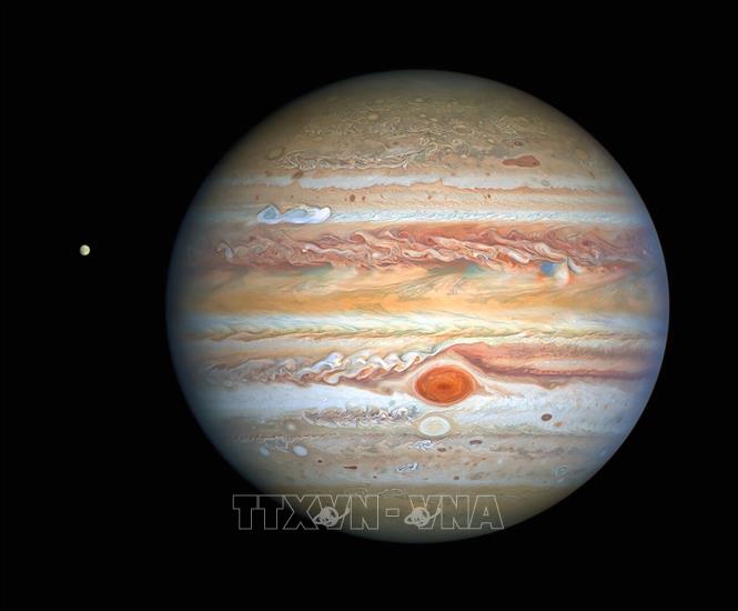 (Tư liệu) Hình ảnh Sao Thổ và Mặt trăng Europa do kính viễn vọng không gian Hubble của NASA chụp ngày 17/9/2020. Ảnh: AFP/TTXVN