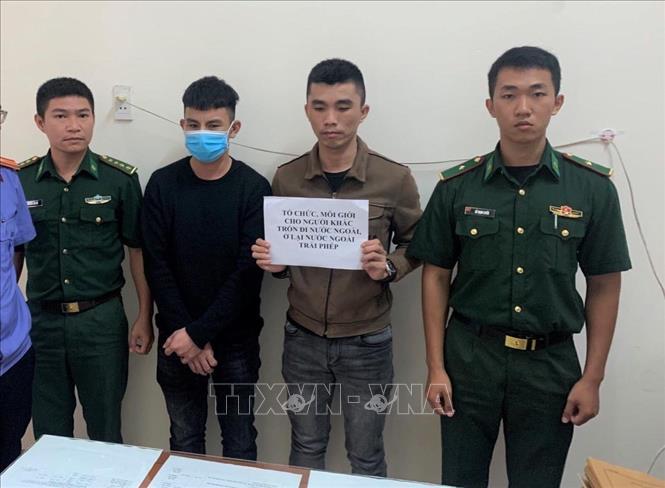 Đại úy Nguyễn Tấn Vũ (ngoài cùng bên trái) cùng đồng đội bắt các đối tượng tổ chức, môi giới người  sang nước ngoài trái phép. Ảnh: TTXVN phát